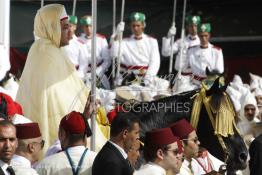 Image du Maroc Professionnelle de  SM Le roi Mohammed VI, assis sur un cheval lors d'une cérémonie d'allégeance marquant le 12e anniversaire de son accession au trône, au Méchouar du palais royal à Tétouan, mardi 31 juillet 201. (Photo / Abdeljalil Bounhar) 